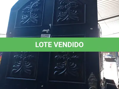 LOTE 506 - 01 PORTA EM MADEIRA ENTALHADA DE MEDINDO: 2,30M DE ALTURA X 0,99CM DE LARGURA. (NO ESTADO, LEILÃO NÃO TEM GARANTIA E NEM DEVOLUÇÃO, SUJEITO A POSSÍVEIS AVARIAS VISÍVEIS/OCULTAS E/OU AUSÊNCIA DE COMPONENTES).