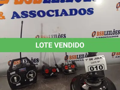 LOTE 010 - 04 CONTROLES MARCAS E MODELOS DIVERSOS. (NO ESTADO, LEILÃO NÃO TEM GARANTIA E NEM DEVOLUÇÃO, SUJEITO A POSSÍVEIS AVARIAS VISÍVEIS/OCULTAS E/OU AUSÊNCIA DE COMPONENTES).
