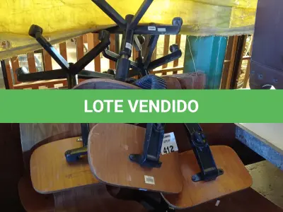 LOTE 412 - 01 LOTE COM VÁRIAS CADEIRA DE ESCRITÓRIO COM BASE GIRATÓRIA E ASSENTO E ENCOSTO DE MADEIRA. (NO ESTADO, LEILÃO NÃO TEM GARANTIA E NEM DEVOLUÇÃO, SUJEITO A POSSÍVEIS AVARIAS VISÍVEIS/OCULTAS E/OU AUSÊNCIA DE COMPONENTES).
