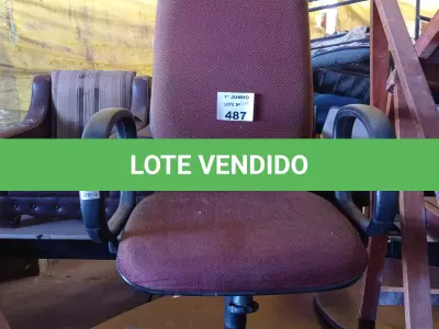 LOTE 487 - 01 CADEIRA DE ESCRITÓRIO COM BASE GIRATÓRIA NA COR VERMELHA. (NO ESTADO, LEILÃO NÃO TEM GARANTIA E NEM DEVOLUÇÃO, SUJEITO A POSSÍVEIS AVARIAS VISÍVEIS/OCULTAS E/OU AUSÊNCIA DE COMPONENTES).