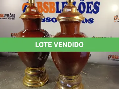 LOTE 444 - 02 ABAJURES INCOMPLETOS COM AVARIAS. (NO ESTADO, LEILÃO NÃO TEM GARANTIA E NEM DEVOLUÇÃO, SUJEITO A POSSÍVEIS AVARIAS VISÍVEIS/OCULTAS E/OU AUSÊNCIA DE COMPONENTES).