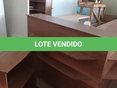 LOTE 528 - 01 BALCÃO DE ATENDIMENTO EM MADEIRA COM FORMATO EM “L”. (NO ESTADO, LEILÃO NÃO TEM GARANTIA E NEM DEVOLUÇÃO, SUJEITO A POSSÍVEIS AVARIAS VISÍVEIS/OCULTAS E/OU AUSÊNCIA DE COMPONENTES).