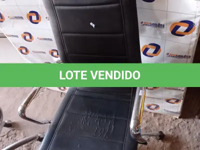 LOTE 424 - 01 CADEIRA DE ESCRITÓRIO CROMADA COM BASE GIRATÓRIA. (NO ESTADO, LEILÃO NÃO TEM GARANTIA E NEM DEVOLUÇÃO, SUJEITO A POSSÍVEIS AVARIAS VISÍVEIS/OCULTAS E/OU AUSÊNCIA DE COMPONENTES).
