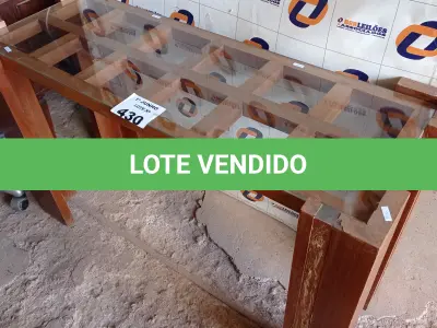 LOTE 430 - 01 APARADOR EM MADEIRA COM TAMPO DE VIDRO. (NO ESTADO, LEILÃO NÃO TEM GARANTIA E NEM DEVOLUÇÃO, SUJEITO A POSSÍVEIS AVARIAS VISÍVEIS/OCULTAS E/OU AUSÊNCIA DE COMPONENTES).