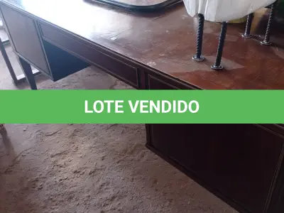 LOTE 425 - 01 MESA EM MADEIRA ENTALHADA COM 04 GAVETAS. (NO ESTADO, LEILÃO NÃO TEM GARANTIA E NEM DEVOLUÇÃO, SUJEITO A POSSÍVEIS AVARIAS VISÍVEIS/OCULTAS E/OU AUSÊNCIA DE COMPONENTES).