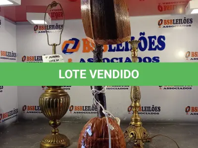 LOTE 439 - 03 ABAJURES SENDO 02 EM METAL INCOMPLETOS. (NO ESTADO, LEILÃO NÃO TEM GARANTIA E NEM DEVOLUÇÃO, SUJEITO A POSSÍVEIS AVARIAS VISÍVEIS/OCULTAS E/OU AUSÊNCIA DE COMPONENTES).