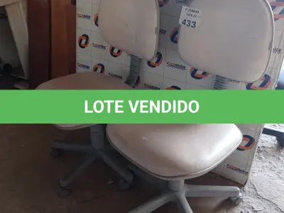 LOTE 433 - 02 CADEIRAS DE ESCRITÓRIO COM BASE GIRATÓRIA. (NO ESTADO, LEILÃO NÃO TEM GARANTIA E NEM DEVOLUÇÃO, SUJEITO A POSSÍVEIS AVARIAS VISÍVEIS/OCULTAS E/OU AUSÊNCIA DE COMPONENTES).
