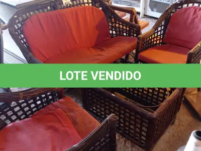 LOTE 422 - 01 SOFÁ DE 02 LUGARES, 02 POLTRONAS E 01 MESA DE CENTRO EM FIBRA NATURAL. (NO ESTADO, LEILÃO NÃO TEM GARANTIA E NEM DEVOLUÇÃO, SUJEITO A POSSÍVEIS AVARIAS VISÍVEIS/OCULTAS E/OU AUSÊNCIA DE COMPONENTES).