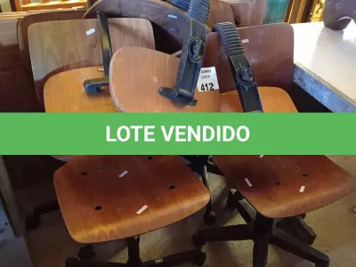 LOTE 412 - 01 LOTE COM VÁRIAS CADEIRA DE ESCRITÓRIO COM BASE GIRATÓRIA E ASSENTO E ENCOSTO DE MADEIRA. (NO ESTADO, LEILÃO NÃO TEM GARANTIA E NEM DEVOLUÇÃO, SUJEITO A POSSÍVEIS AVARIAS VISÍVEIS/OCULTAS E/OU AUSÊNCIA DE COMPONENTES).