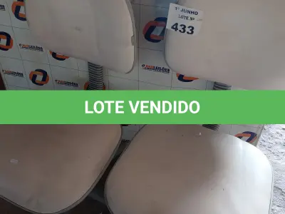 LOTE 433 - 02 CADEIRAS DE ESCRITÓRIO COM BASE GIRATÓRIA. (NO ESTADO, LEILÃO NÃO TEM GARANTIA E NEM DEVOLUÇÃO, SUJEITO A POSSÍVEIS AVARIAS VISÍVEIS/OCULTAS E/OU AUSÊNCIA DE COMPONENTES).