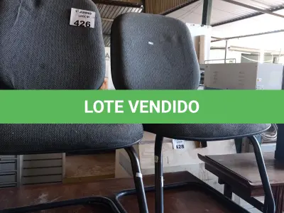 LOTE 426 - 02 CADEIRAS DE ESCRITÓRIO COM BASES FIXAS. (NO ESTADO, LEILÃO NÃO TEM GARANTIA E NEM DEVOLUÇÃO, SUJEITO A POSSÍVEIS AVARIAS VISÍVEIS/OCULTAS E/OU AUSÊNCIA DE COMPONENTES).
