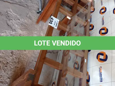 LOTE 430 - 01 APARADOR EM MADEIRA COM TAMPO DE VIDRO. (NO ESTADO, LEILÃO NÃO TEM GARANTIA E NEM DEVOLUÇÃO, SUJEITO A POSSÍVEIS AVARIAS VISÍVEIS/OCULTAS E/OU AUSÊNCIA DE COMPONENTES).