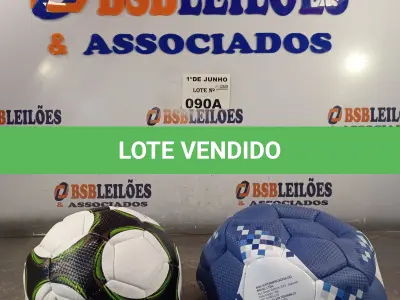 LOTE 090 - 02 BOLAS DE FUTEBOL. (NO ESTADO, LEILÃO NÃO TEM GARANTIA E NEM DEVOLUÇÃO, SUJEITO A POSSÍVEIS AVARIAS VISÍVEIS/OCULTAS E/OU AUSÊNCIA DE COMPONENTES).