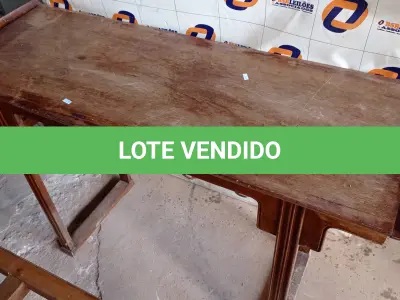 LOTE 431 - 01 APARADOR EM MADEIRA. (NO ESTADO, LEILÃO NÃO TEM GARANTIA E NEM DEVOLUÇÃO, SUJEITO A POSSÍVEIS AVARIAS VISÍVEIS/OCULTAS E/OU AUSÊNCIA DE COMPONENTES).