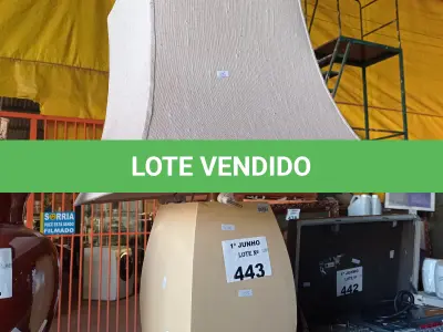 LOTE 443 - 01 ABAJUR EM MADEIRA. (NO ESTADO, LEILÃO NÃO TEM GARANTIA E NEM DEVOLUÇÃO, SUJEITO A POSSÍVEIS AVARIAS VISÍVEIS/OCULTAS E/OU AUSÊNCIA DE COMPONENTES).