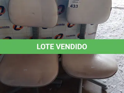LOTE 433 - 02 CADEIRAS DE ESCRITÓRIO COM BASE GIRATÓRIA. (NO ESTADO, LEILÃO NÃO TEM GARANTIA E NEM DEVOLUÇÃO, SUJEITO A POSSÍVEIS AVARIAS VISÍVEIS/OCULTAS E/OU AUSÊNCIA DE COMPONENTES).