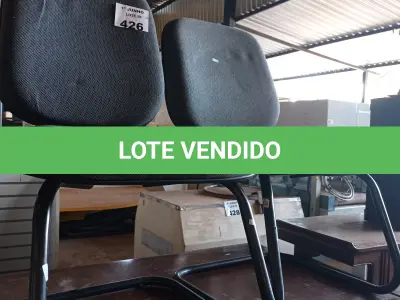 LOTE 426 - 02 CADEIRAS DE ESCRITÓRIO COM BASES FIXAS. (NO ESTADO, LEILÃO NÃO TEM GARANTIA E NEM DEVOLUÇÃO, SUJEITO A POSSÍVEIS AVARIAS VISÍVEIS/OCULTAS E/OU AUSÊNCIA DE COMPONENTES).