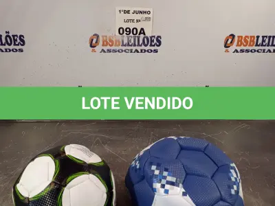 LOTE 090 - 02 BOLAS DE FUTEBOL. (NO ESTADO, LEILÃO NÃO TEM GARANTIA E NEM DEVOLUÇÃO, SUJEITO A POSSÍVEIS AVARIAS VISÍVEIS/OCULTAS E/OU AUSÊNCIA DE COMPONENTES).