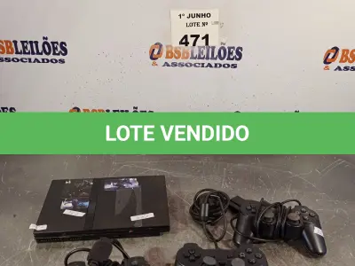 LOTE 471 - 01 PS2 COM 03 CONTROLES. (NO ESTADO, LEILÃO NÃO TEM GARANTIA E NEM DEVOLUÇÃO, SUJEITO A POSSÍVEIS AVARIAS VISÍVEIS/OCULTAS E/OU AUSÊNCIA DE COMPONENTES).