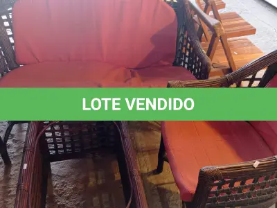 LOTE 422 - 01 SOFÁ DE 02 LUGARES, 02 POLTRONAS E 01 MESA DE CENTRO EM FIBRA NATURAL. (NO ESTADO, LEILÃO NÃO TEM GARANTIA E NEM DEVOLUÇÃO, SUJEITO A POSSÍVEIS AVARIAS VISÍVEIS/OCULTAS E/OU AUSÊNCIA DE COMPONENTES).