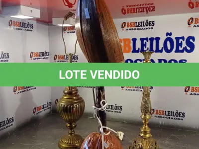 LOTE 439 - 03 ABAJURES SENDO 02 EM METAL INCOMPLETOS. (NO ESTADO, LEILÃO NÃO TEM GARANTIA E NEM DEVOLUÇÃO, SUJEITO A POSSÍVEIS AVARIAS VISÍVEIS/OCULTAS E/OU AUSÊNCIA DE COMPONENTES).