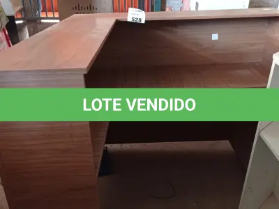 LOTE 528 - 01 BALCÃO DE ATENDIMENTO EM MADEIRA COM FORMATO EM “L”. (NO ESTADO, LEILÃO NÃO TEM GARANTIA E NEM DEVOLUÇÃO, SUJEITO A POSSÍVEIS AVARIAS VISÍVEIS/OCULTAS E/OU AUSÊNCIA DE COMPONENTES).