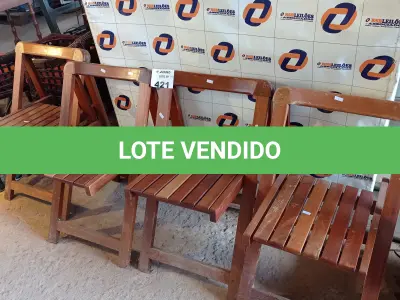 LOTE 421 - 04 CADEIRAS DOBRÁVEIS EM MADEIRA (NO ESTADO, LEILÃO NÃO TEM GARANTIA E NEM DEVOLUÇÃO, SUJEITO A POSSÍVEIS AVARIAS VISÍVEIS/OCULTAS E/OU AUSÊNCIA DE COMPONENTES).