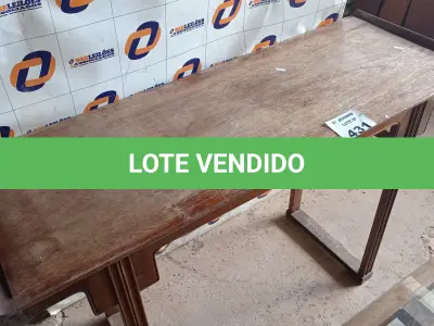 LOTE 431 - 01 APARADOR EM MADEIRA. (NO ESTADO, LEILÃO NÃO TEM GARANTIA E NEM DEVOLUÇÃO, SUJEITO A POSSÍVEIS AVARIAS VISÍVEIS/OCULTAS E/OU AUSÊNCIA DE COMPONENTES).
