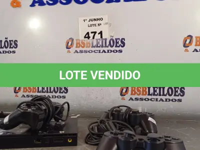 LOTE 471 - 01 PS2 COM 03 CONTROLES. (NO ESTADO, LEILÃO NÃO TEM GARANTIA E NEM DEVOLUÇÃO, SUJEITO A POSSÍVEIS AVARIAS VISÍVEIS/OCULTAS E/OU AUSÊNCIA DE COMPONENTES).