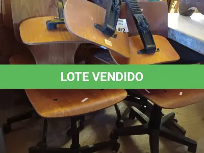 LOTE 412 - 01 LOTE COM VÁRIAS CADEIRA DE ESCRITÓRIO COM BASE GIRATÓRIA E ASSENTO E ENCOSTO DE MADEIRA. (NO ESTADO, LEILÃO NÃO TEM GARANTIA E NEM DEVOLUÇÃO, SUJEITO A POSSÍVEIS AVARIAS VISÍVEIS/OCULTAS E/OU AUSÊNCIA DE COMPONENTES).