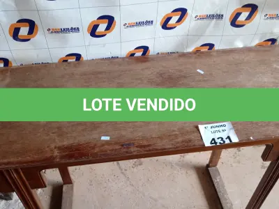 LOTE 431 - 01 APARADOR EM MADEIRA. (NO ESTADO, LEILÃO NÃO TEM GARANTIA E NEM DEVOLUÇÃO, SUJEITO A POSSÍVEIS AVARIAS VISÍVEIS/OCULTAS E/OU AUSÊNCIA DE COMPONENTES).