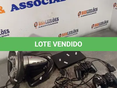 LOTE 035 - 01 PS2 COM 01 VOLANTE. (NO ESTADO, LEILÃO NÃO TEM GARANTIA E NEM DEVOLUÇÃO, SUJEITO A POSSÍVEIS AVARIAS VISÍVEIS/OCULTAS E/OU AUSÊNCIA DE COMPONENTES).