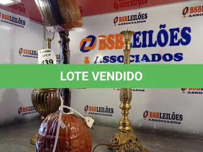 LOTE 439 - 03 ABAJURES SENDO 02 EM METAL INCOMPLETOS. (NO ESTADO, LEILÃO NÃO TEM GARANTIA E NEM DEVOLUÇÃO, SUJEITO A POSSÍVEIS AVARIAS VISÍVEIS/OCULTAS E/OU AUSÊNCIA DE COMPONENTES).
