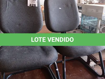 LOTE 426 - 02 CADEIRAS DE ESCRITÓRIO COM BASES FIXAS. (NO ESTADO, LEILÃO NÃO TEM GARANTIA E NEM DEVOLUÇÃO, SUJEITO A POSSÍVEIS AVARIAS VISÍVEIS/OCULTAS E/OU AUSÊNCIA DE COMPONENTES).