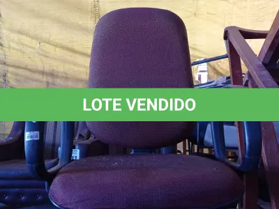 LOTE 487 - 01 CADEIRA DE ESCRITÓRIO COM BASE GIRATÓRIA NA COR VERMELHA. (NO ESTADO, LEILÃO NÃO TEM GARANTIA E NEM DEVOLUÇÃO, SUJEITO A POSSÍVEIS AVARIAS VISÍVEIS/OCULTAS E/OU AUSÊNCIA DE COMPONENTES).