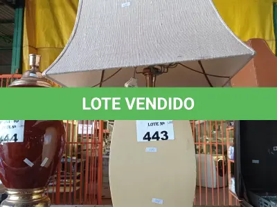 LOTE 443 - 01 ABAJUR EM MADEIRA. (NO ESTADO, LEILÃO NÃO TEM GARANTIA E NEM DEVOLUÇÃO, SUJEITO A POSSÍVEIS AVARIAS VISÍVEIS/OCULTAS E/OU AUSÊNCIA DE COMPONENTES).