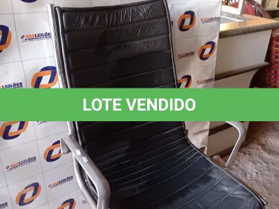 LOTE 429 - 01 CADEIRA DE ESCRITÓRIO CROMADA COM BASE GIRATÓRIA. (NO ESTADO, LEILÃO NÃO TEM GARANTIA E NEM DEVOLUÇÃO, SUJEITO A POSSÍVEIS AVARIAS VISÍVEIS/OCULTAS E/OU AUSÊNCIA DE COMPONENTES).