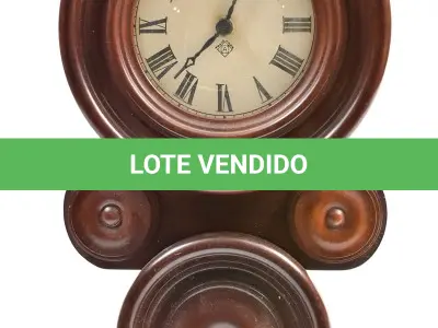LOTE 226 - 01 RELÓGIO DE PAREDE, EM MADEIRA NOBRE, 38 X 22 CM. (NO ESTADO)