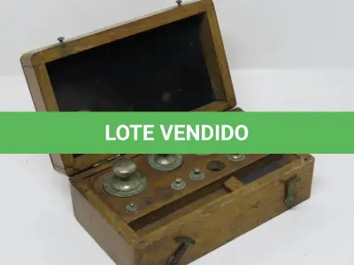 LOTE 160 - 01 ANTIGO CEPO DE MADEIRA 08 PESOS  15 X 9 X 6CM. (NO ESTADO)