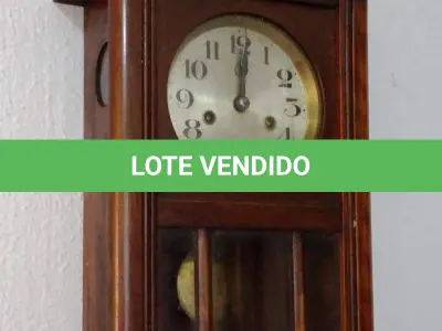 LOTE 190 - 01 RELÓGIO AMERICANO DE PAREDE EM MADEIRA. (NO ESTADO)