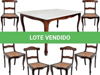 LOTE 176 - 01 MESA COM 6 CADEIRAS EM JACARANDA, COM TAMPO DE MÁRMORE BRANCO. CADEIRAS ASSENTOS EM PALHINHA PÉS DE CACHIMBO. 6 CADEIRAS TAMPO MESA 170 CM COMP X 75 CM ALT X 95 LARG. (NO ESTADO)