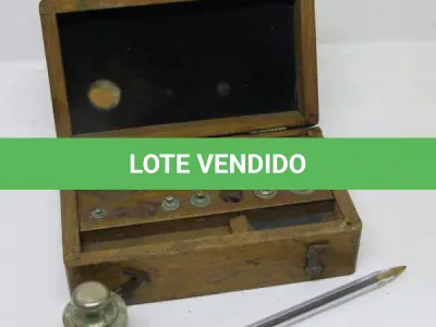 LOTE 160 - 01 ANTIGO CEPO DE MADEIRA 08 PESOS  15 X 9 X 6CM. (NO ESTADO)