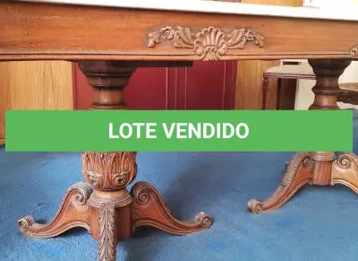 LOTE 220 - 01 CONJUNTO DE MESA, TAMPO DE MÁRMORE PÉROLA 197 X 90 CM, ALTURA 80 CM. (NO ESTADO)
