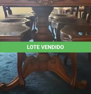LOTE 220 - 01 CONJUNTO DE MESA, TAMPO DE MÁRMORE PÉROLA 197 X 90 CM, ALTURA 80 CM. (NO ESTADO)