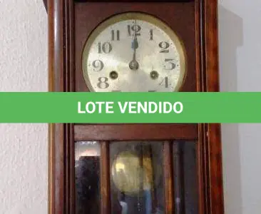 LOTE 190 - 01 RELÓGIO AMERICANO DE PAREDE EM MADEIRA. (NO ESTADO)