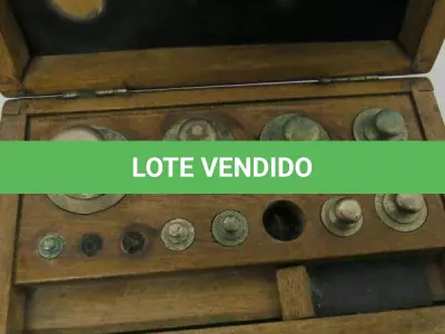LOTE 160 - 01 ANTIGO CEPO DE MADEIRA 08 PESOS  15 X 9 X 6CM. (NO ESTADO)