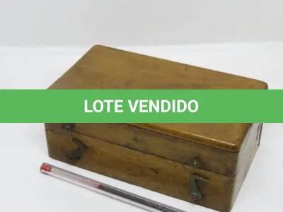 LOTE 160 - 01 ANTIGO CEPO DE MADEIRA 08 PESOS  15 X 9 X 6CM. (NO ESTADO)