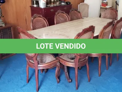 LOTE 220 - 01 CONJUNTO DE MESA, TAMPO DE MÁRMORE PÉROLA 197 X 90 CM, ALTURA 80 CM. (NO ESTADO)