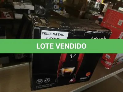 LOTE 293 - MÁQUINA DE CAFÉ TRES TOUCH 220 VOLTS VERMELHA (NO ESTADO SEM GARANTIA DE FUNCIONAMENTO, SUJEITO A POSSÍVEIS AVARIAS VISÍVEIS/OCULTAS E/OU AUSÊNCIA DE COMPONENTES)