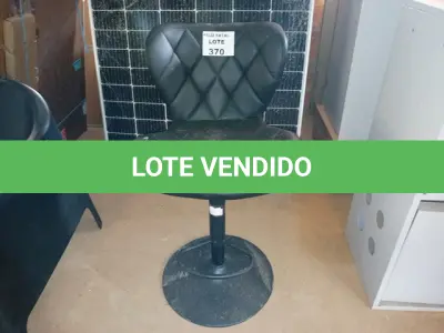 LOTE 370 - BANQUETA GIRATÓRIA (NO ESTADO SEM GARANTIA DE FUNCIONAMENTO, SUJEITO A POSSÍVEIS AVARIAS VISÍVEIS/OCULTAS E/OU AUSÊNCIA DE COMPONENTES)